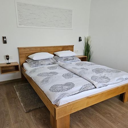 Apartments Woodnotes Licko Petrovo Selo Екстер'єр фото