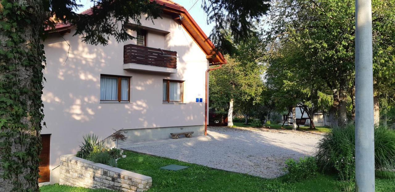 Apartments Woodnotes Licko Petrovo Selo Екстер'єр фото