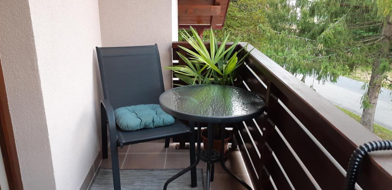 Apartments Woodnotes Licko Petrovo Selo Екстер'єр фото