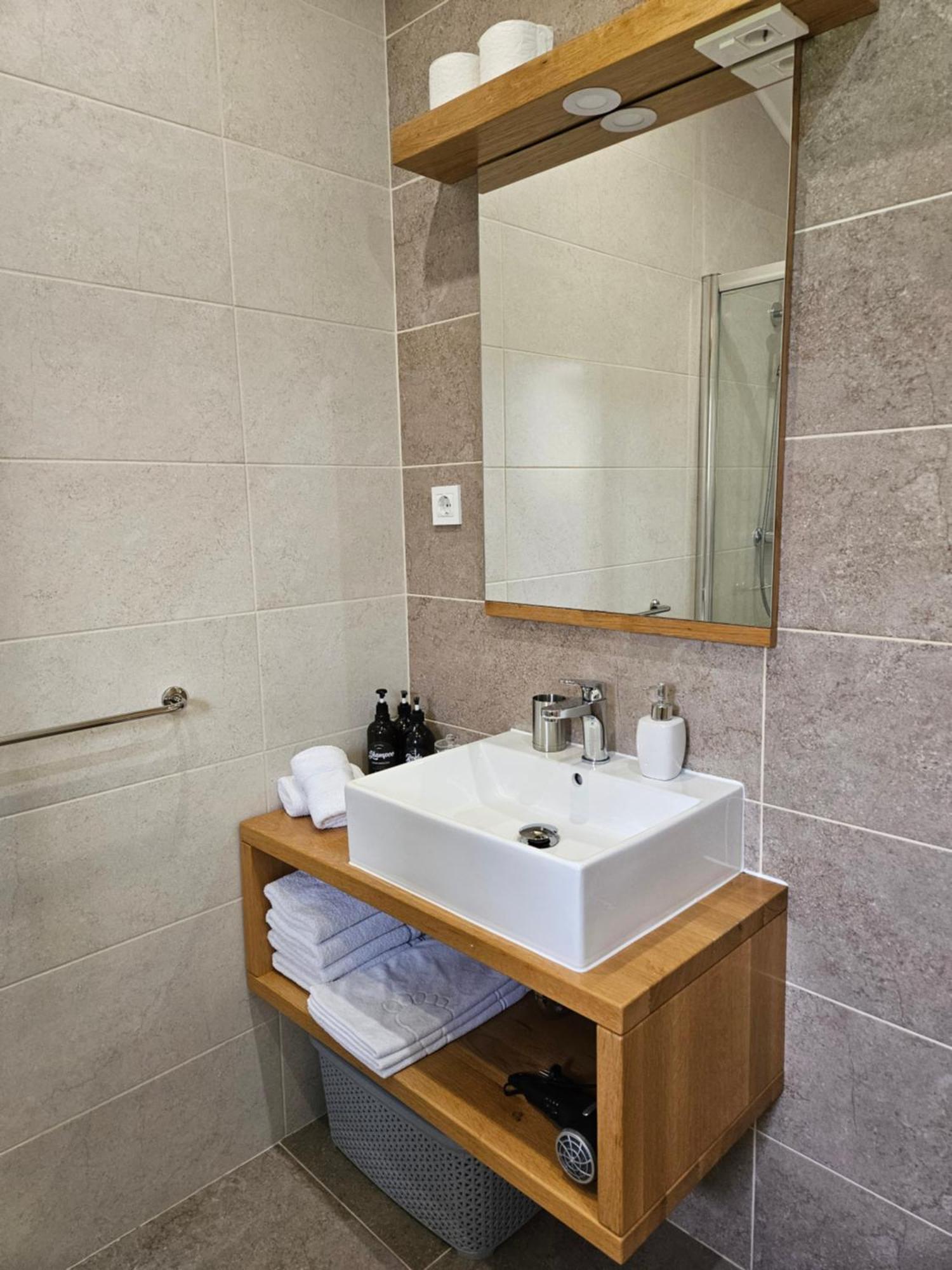 Apartments Woodnotes Licko Petrovo Selo Екстер'єр фото