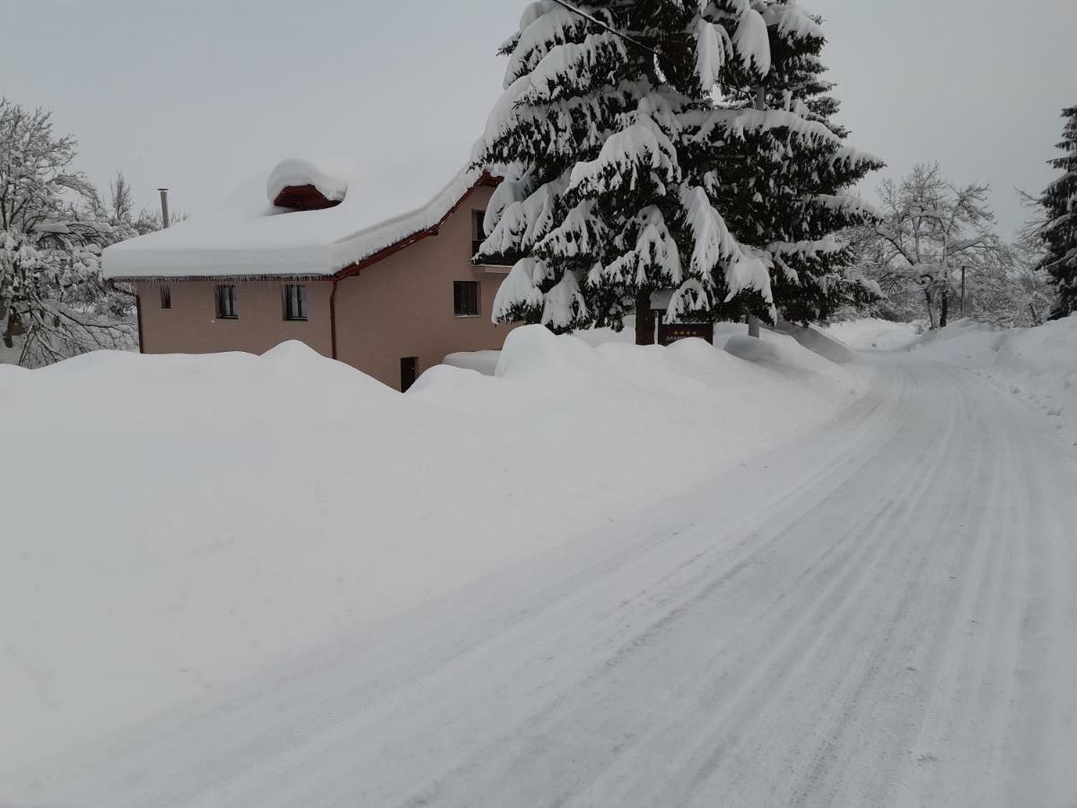 Apartments Woodnotes Licko Petrovo Selo Екстер'єр фото