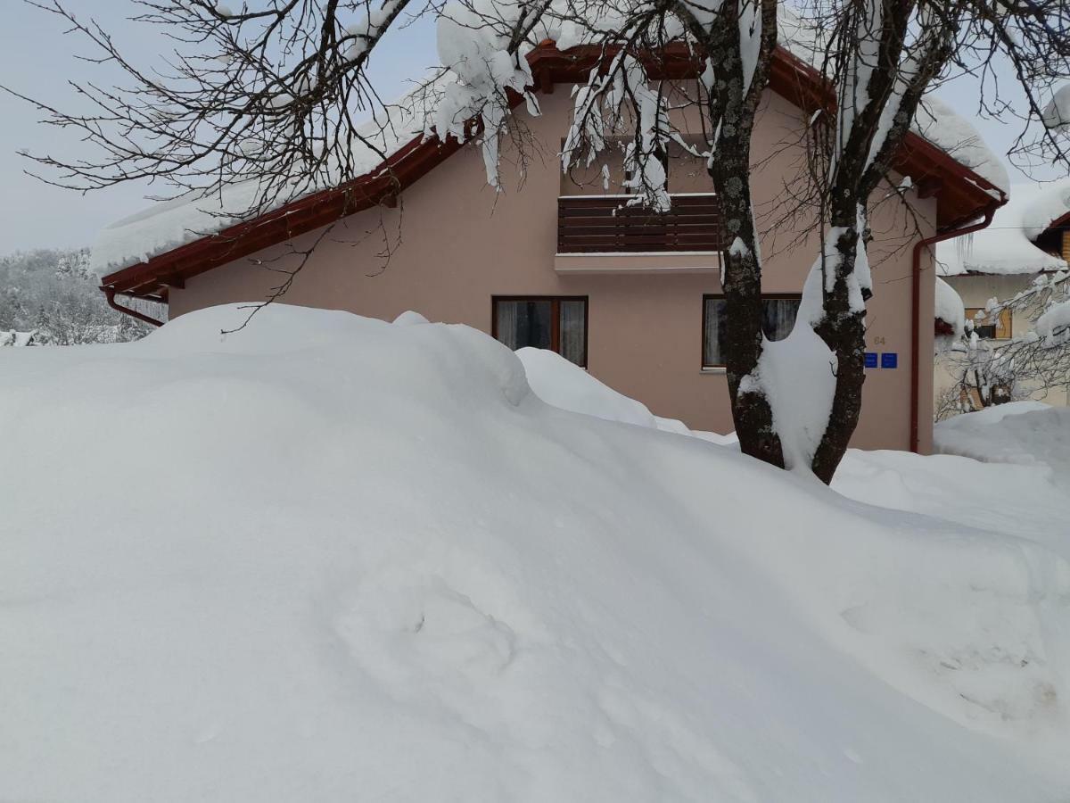 Apartments Woodnotes Licko Petrovo Selo Екстер'єр фото